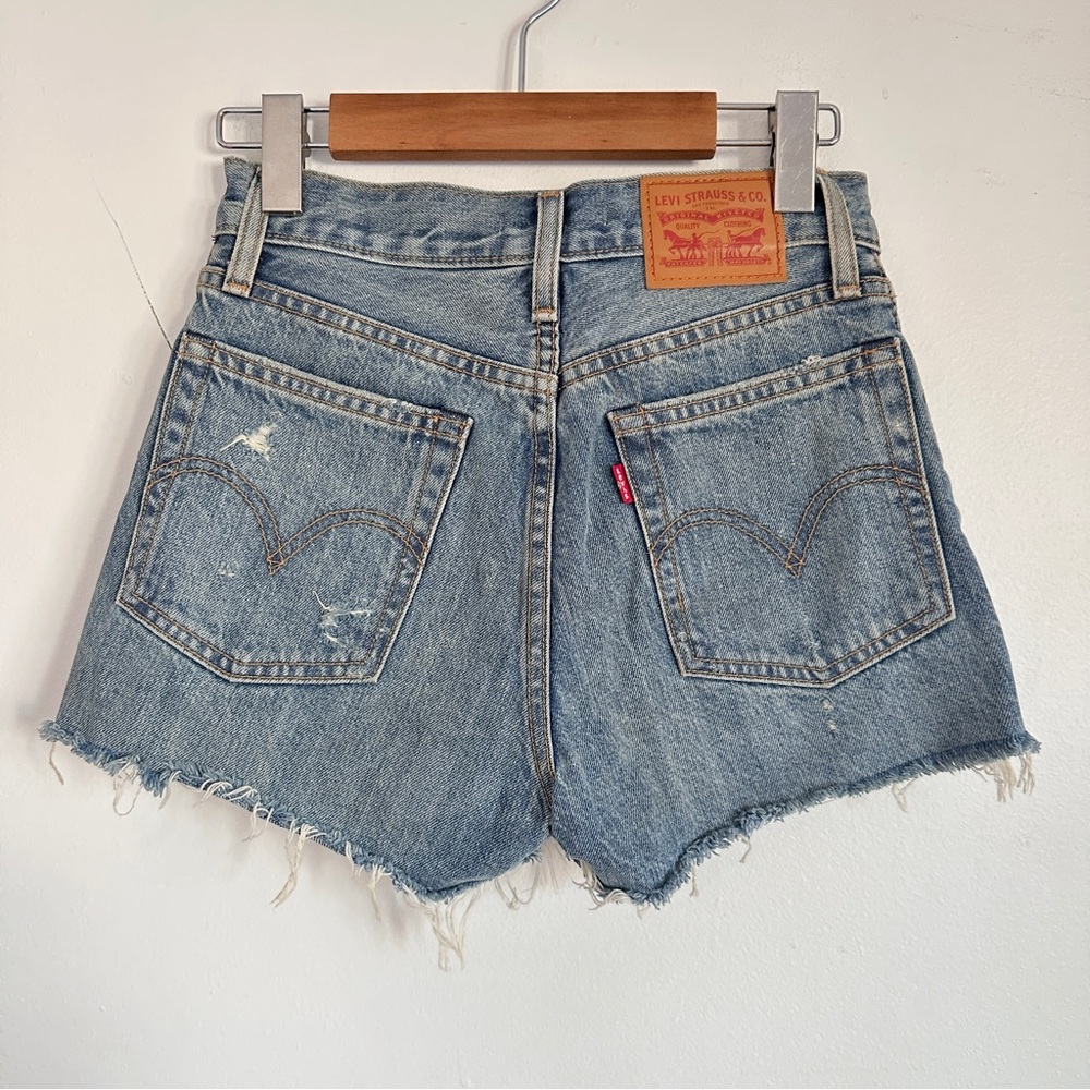 LEVI’S WEDGIE SHORTS 100% COTTON DENIM LIGHT MEDIUM BLUE WASH 24